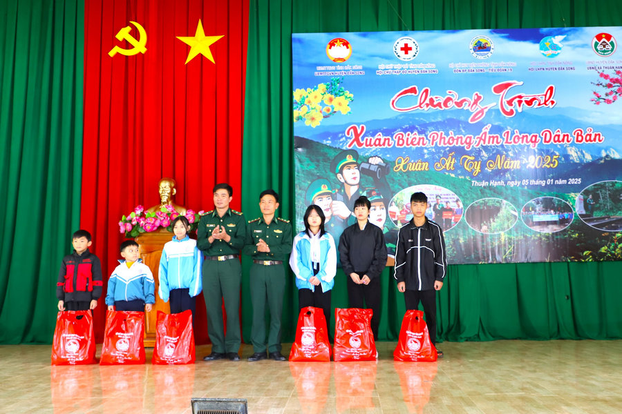Gần dân, bám cơ sở bảo vệ vững chắc biên cương