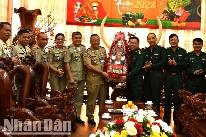 Ty Công an tỉnh Mondulkiri, vương quốc Campuchia chúc Tết Bộ Chỉ huy Bộ đội Biên phòng tỉnh Đắk Lắk