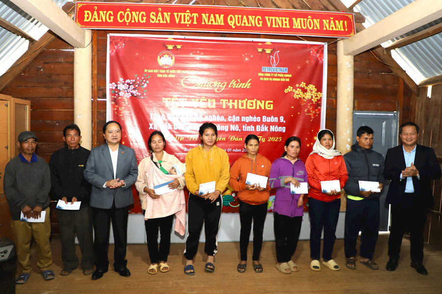 Tặng 100 suất quà tết cho người nghèo huyện Krông Nô