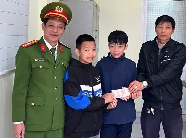 Hai học sinh ở Đắk Nông trao trả hơn 10 triệu đồng cho người đánh rơi