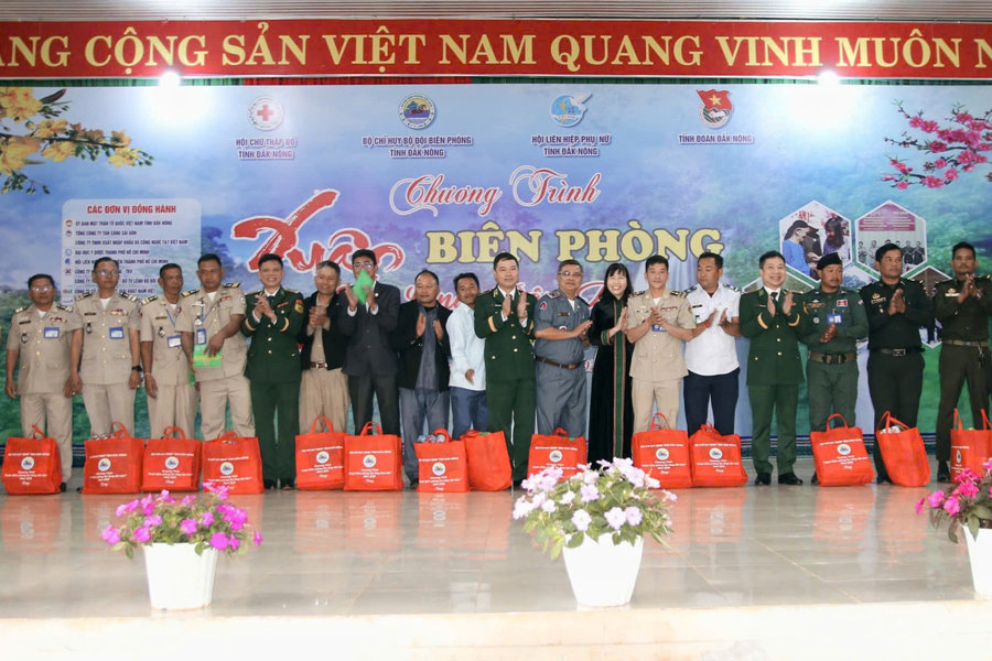 Đắk Nông tặng quà lực lượng vũ trang, Nhân dân, học sinh khu vực biên giới