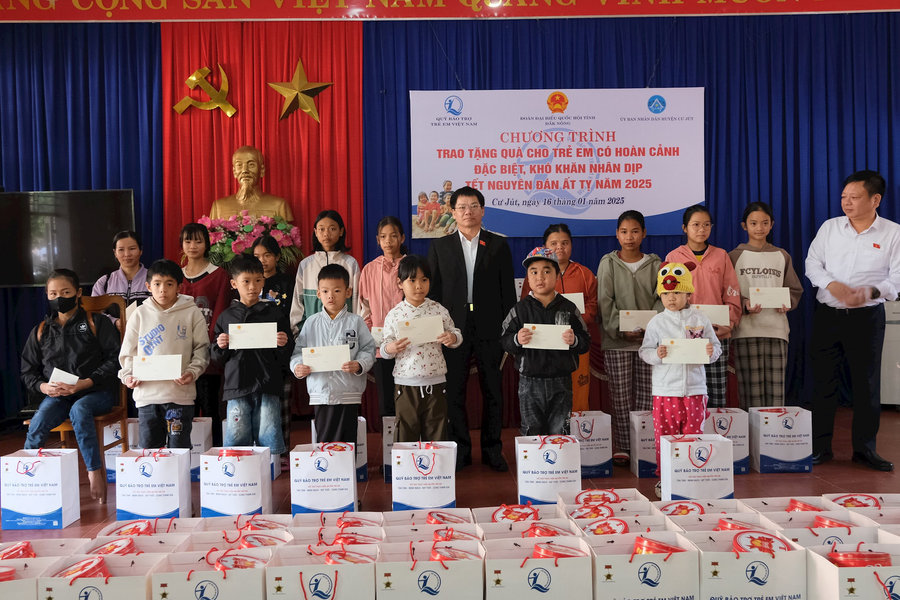 250 trẻ em có hoàn cảnh khó khăn huyện Cư Jút được tặng quà tết