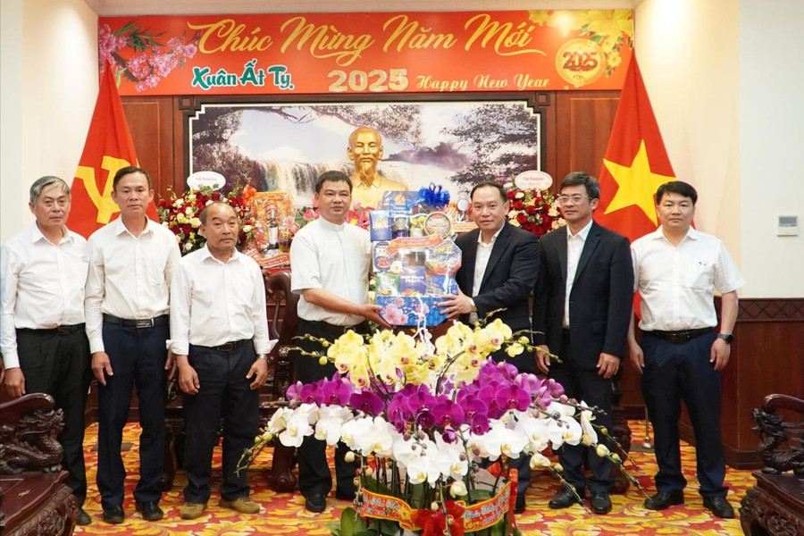Giáo xứ Gia Nghĩa chúc tết Tỉnh ủy Đắk Nông