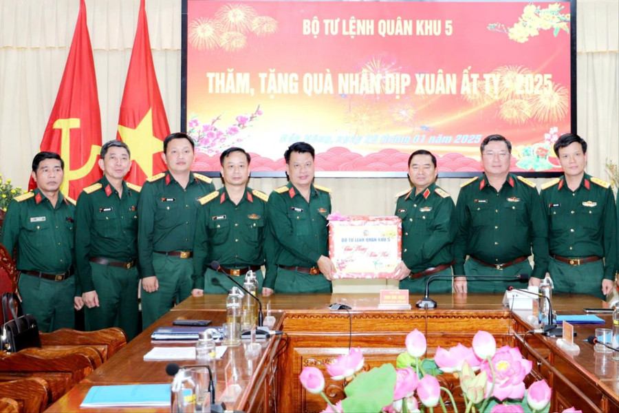 Bộ Tư lệnh Quân khu 5 chúc tết tại Đắk Nông