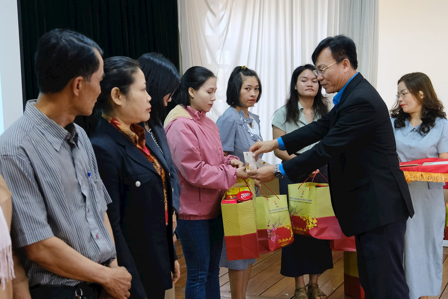 Đắk Nông tặng hơn 200 suất quà tết cho người lao động khó khăn