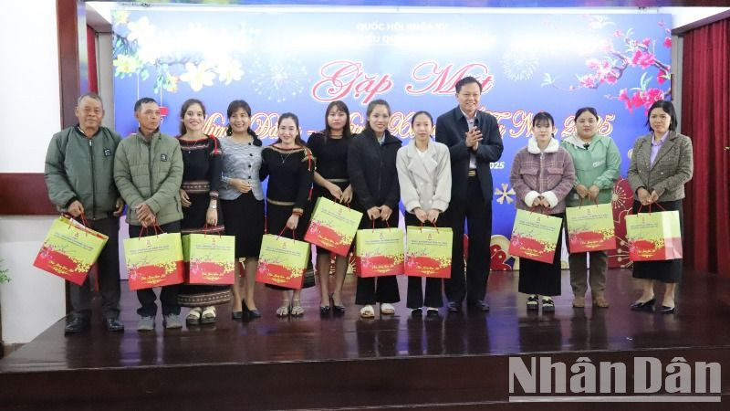 Đoàn Đại biểu Quốc hội tỉnh Đắk Lắk tặng 100 suất quà Tết cho người lao động có hoàn cảnh khó khăn