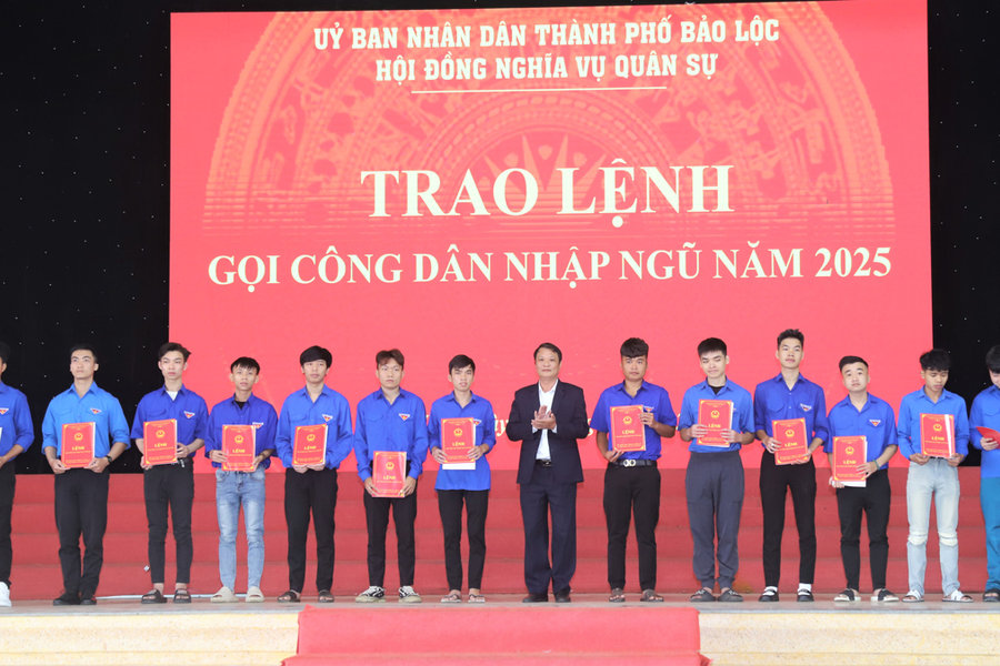 Bảo Lộc: Trao lệnh gọi công dân nhập ngũ cho 167 thanh niên