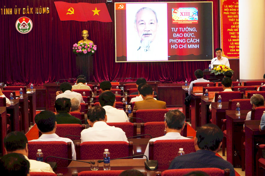 Học và làm theo Bác - Đảng viên đi trước, làng nước theo sau