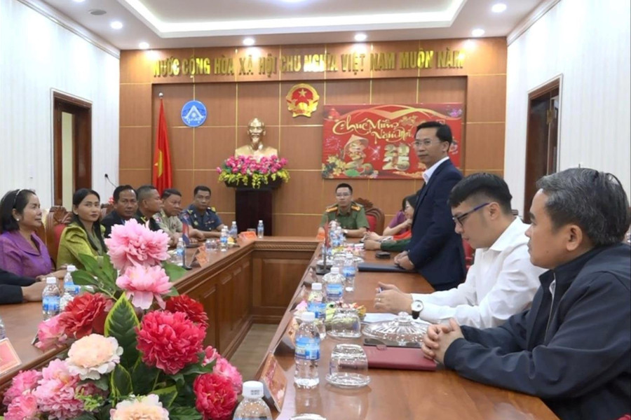 Đoàn công tác huyện Pechr Chenda thăm, chúc tết tại Cư Jút