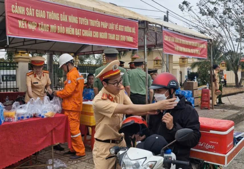 Công an Đắk Nông đồng hành với người dân về quê đón tết