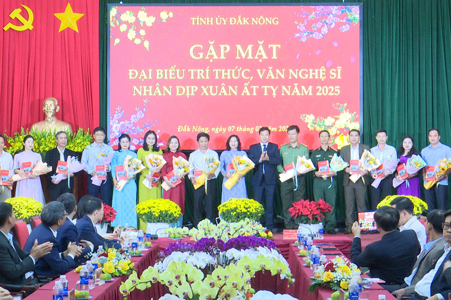 Đắk Nông gặp mặt trí thức, văn nghệ sĩ tiêu biểu