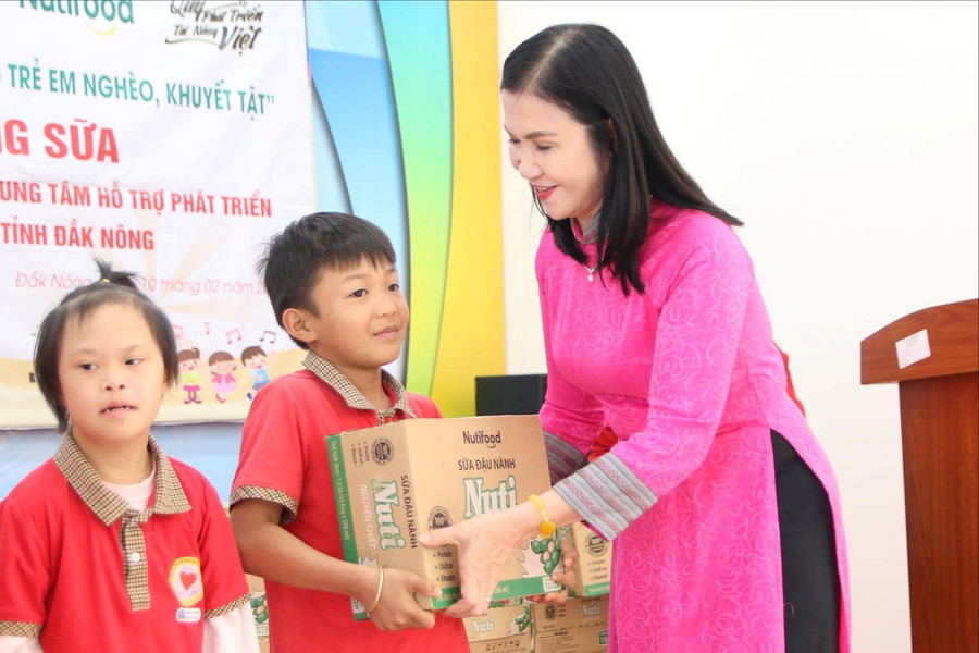 Tặng quà Trung tâm Hỗ trợ phát triển giáo dục hòa nhập tỉnh Đắk Nông