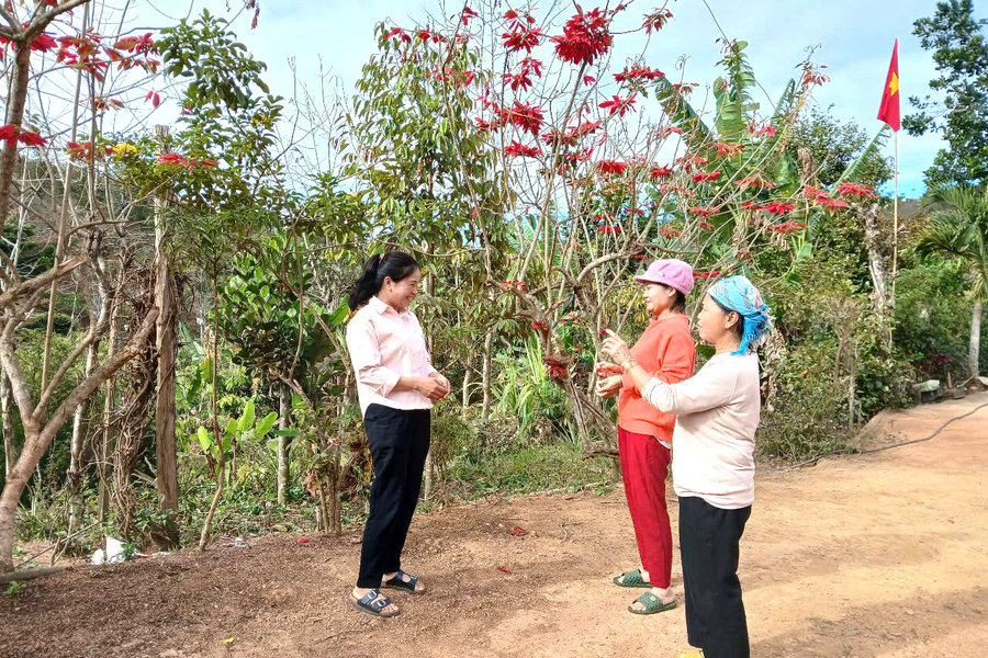 Nữ cán bộ tận tâm với bon làng Đắk Nông