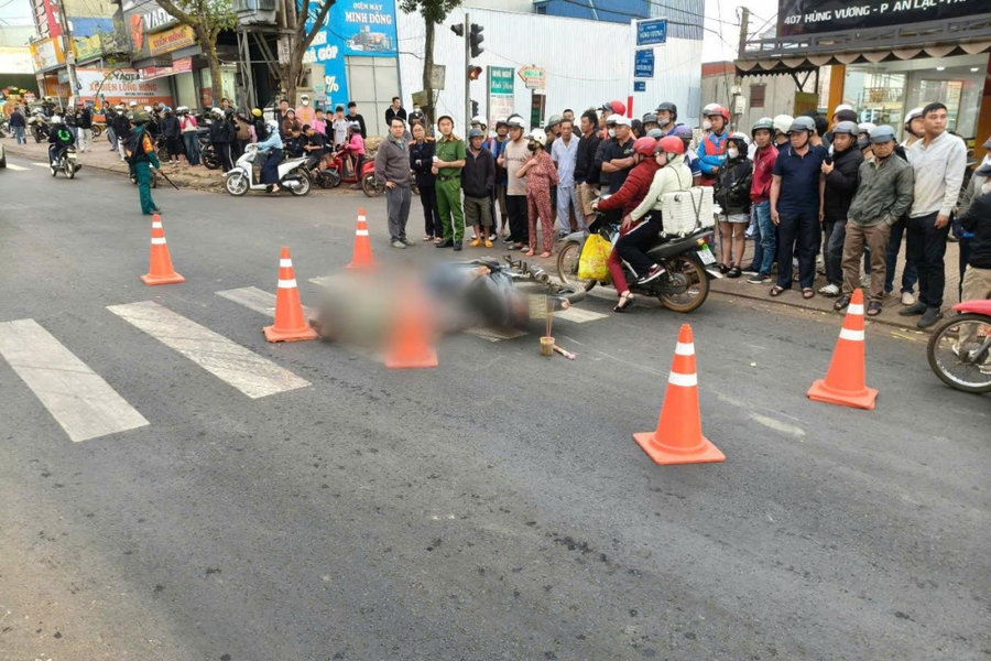 Đi vào “điểm mù” xe tải, người đàn ông bị cán tử vong