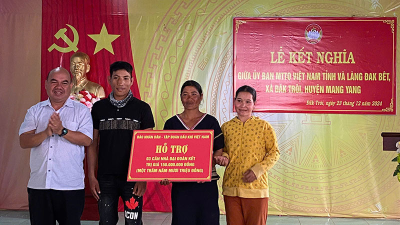 Tập đoàn Dầu khí hỗ trợ xây 5 nhà “Đại đoàn kết“ cho hộ nghèo tỉnh Gia Lai