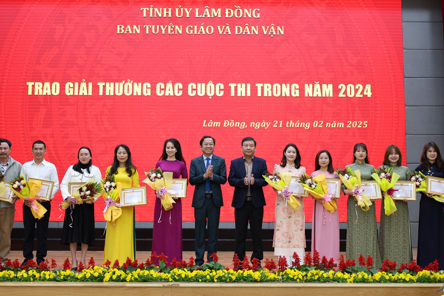 Trao giải và phát động các cuộc thi, giải báo chí về đề tài xây dựng Đảng