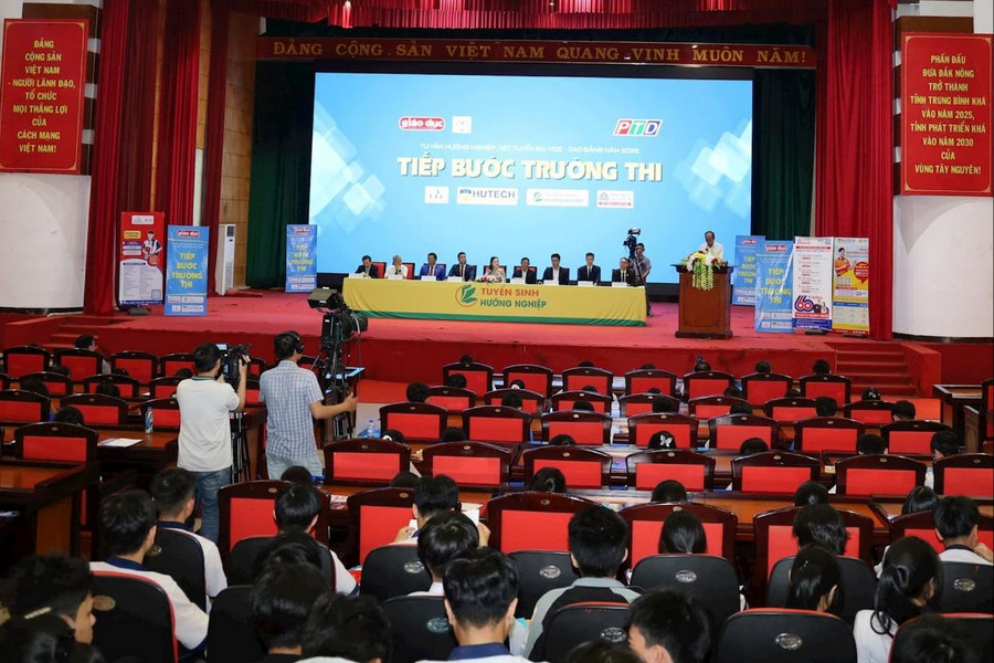 Tư vấn hướng nghiệp cho hơn 1.000 học sinh Đắk Nông