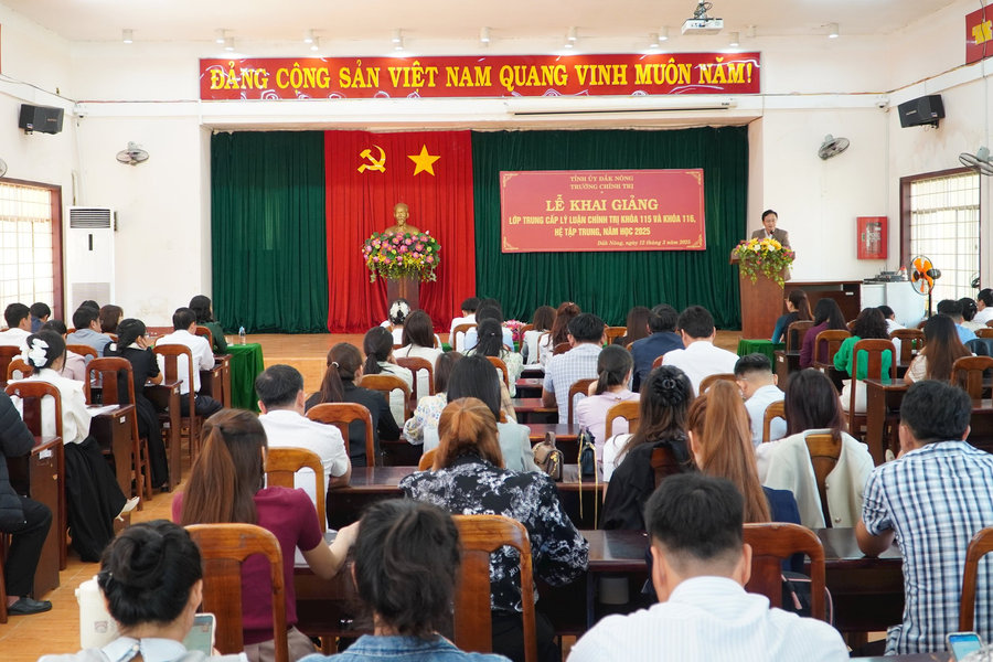 100 học viên tham gia học trung cấp lý luận chính trị
