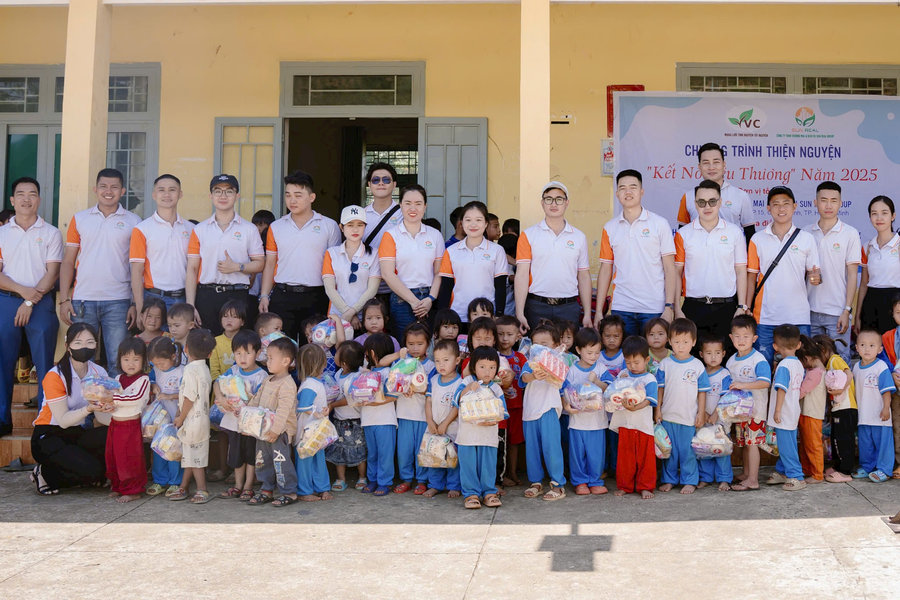 Tặng quà, học bổng cho trẻ em khó khăn xã Đắk Ha
