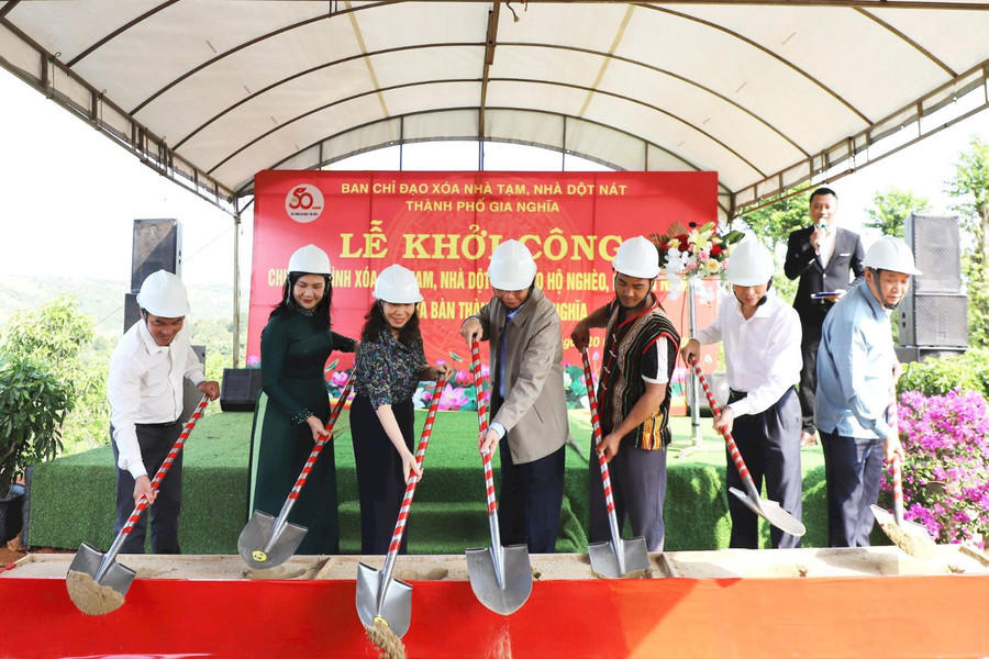 Đồng chí Ngô Thanh Danh dự lễ khởi công thực hiện xóa nhà tạm, nhà dột nát tại TP. Gia Nghĩa