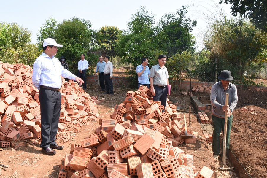 Phó Bí thư Tỉnh ủy Nguyễn Đức Tuy kiểm tra công tác xóa nhà tạm, nhà dột nát trên địa bàn thành phố Kon Tum