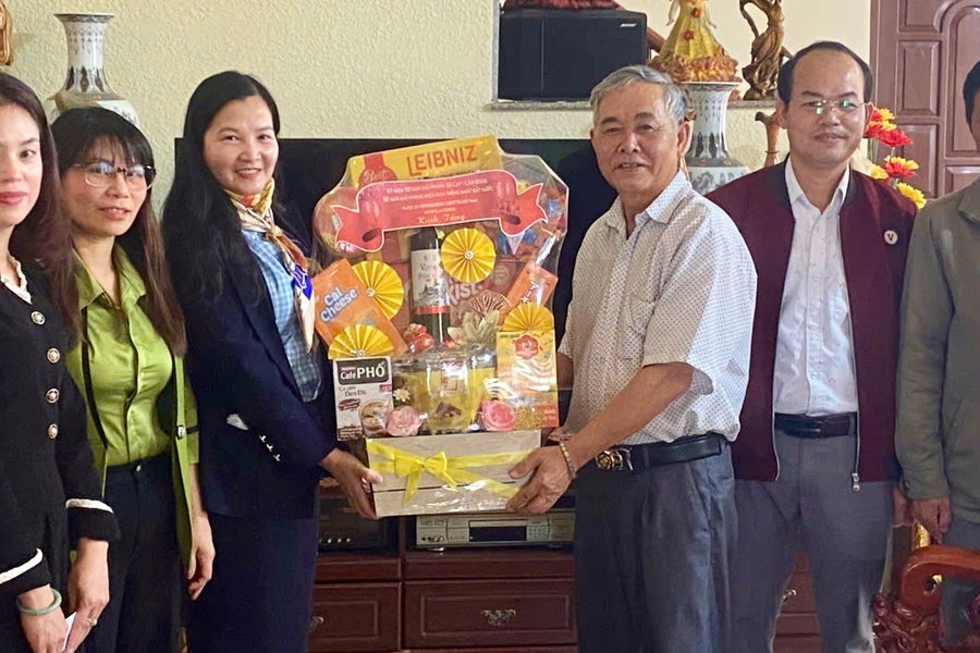 Lạc Dương: Thăm, tặng quà gia đình chính sách tiêu biểu nhân kỷ niệm 50 năm Ngày giải phóng Lâm Đồng - Đà Lạt