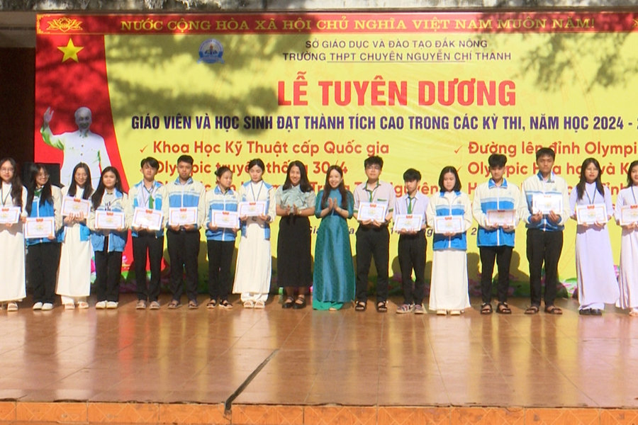 Đắk Nông tuyên dương 231 lượt học sinh giỏi, giáo viên tiêu biểu