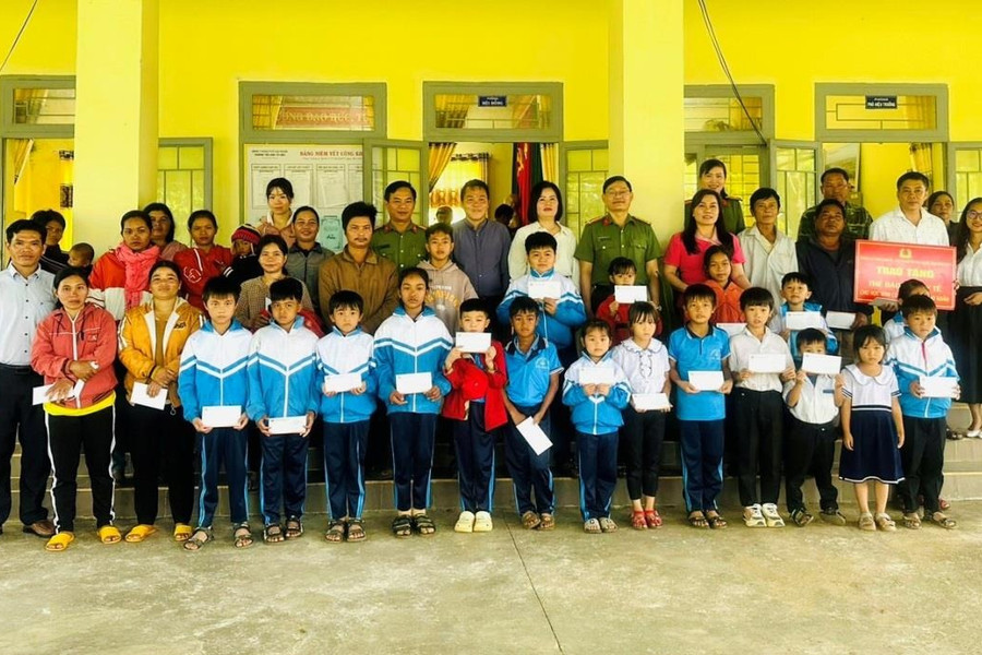 Đắk Nông: Lan tỏa yêu thương từ chương trình trao tặng thẻ bảo hiểm y tế cho học sinh có hoàn cảnh khó khăn
