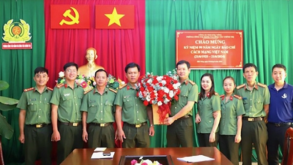 Những “nhà báo không chuyên” ở Tây Nguyên mang sắc phục CAND