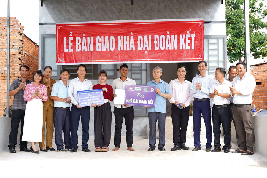 Nhiều hộ nghèo Đắk Nông về nhà mới trong ngày đất nước thống nhất