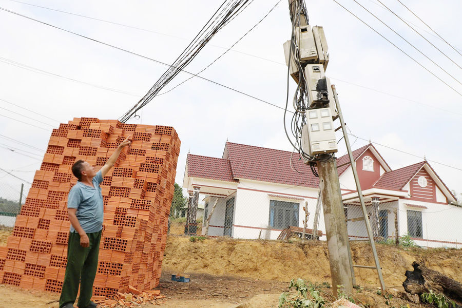 Bất an vì cột điện sát nhà, ngả nghiêng