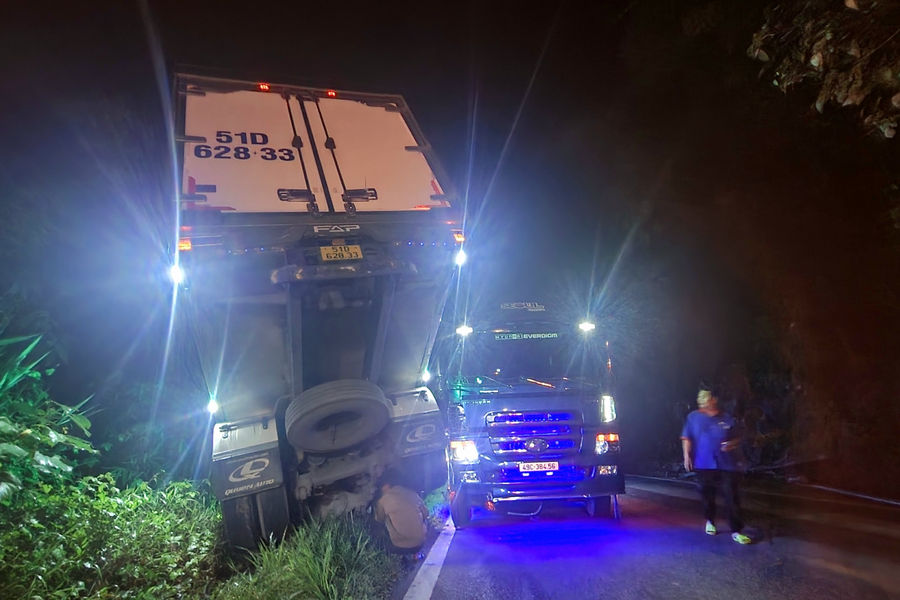 Xe tải đông lạnh treo lơ lửng trên miệng vực đèo Bảo Lộc