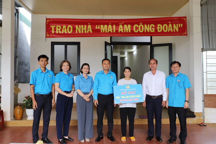 Đắk Nông trao 2 "Mái ấm công đoàn" cho đoàn viên khó khăn