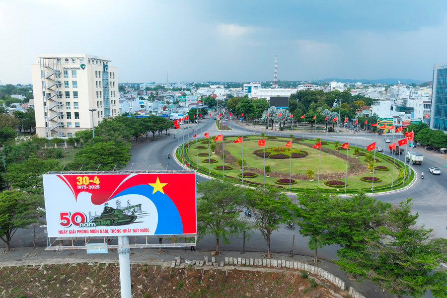 Thành phố Kon Tum rực rỡ cờ hoa chào mừng 50 năm Ngày giải phóng miền Nam, thống nhất đất nước