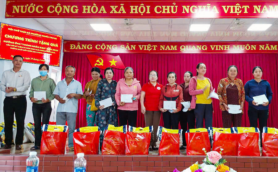 Tặng 50 suất quà cho hộ khó khăn ở Gia Nghĩa
