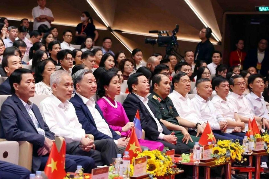 Tổng Bí thư Tô Lâm dự Chương trình nghệ thuật "Đảng trong mùa Xuân đại thắng"
