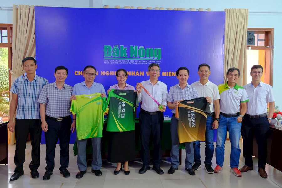 Hình ảnh áo đấu và huy chương Đắk Nông Marathon 2025