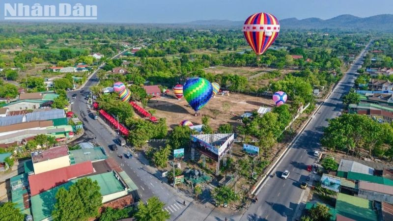 Người dân và du khách háo hức trải nghiệm khinh khí cầu ở Đắk Lắk