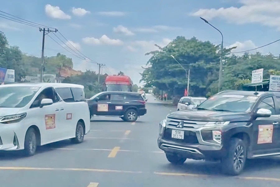 Xác minh vụ việc 2 ô tô chắn ngang đường trên Quốc lộ 20