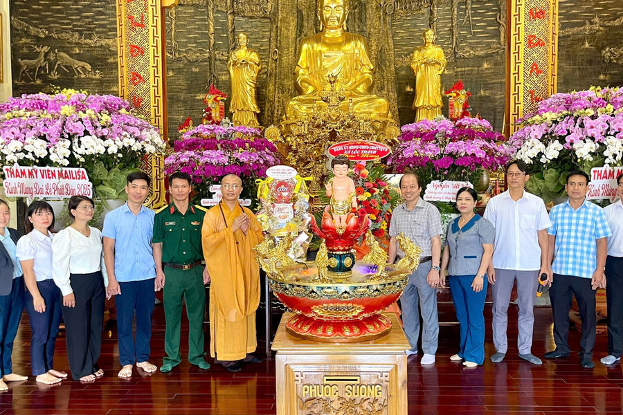 Lãnh đạo huyện Bảo Lâm thăm, tặng quà các cơ sở Phật giáo nhân dịp Lễ Phật đản năm 2025
