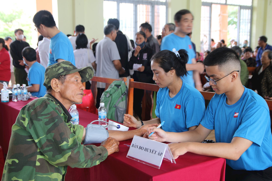 Khám bệnh, tặng quà cho 220 người dân xã biên giới Đắk Nông