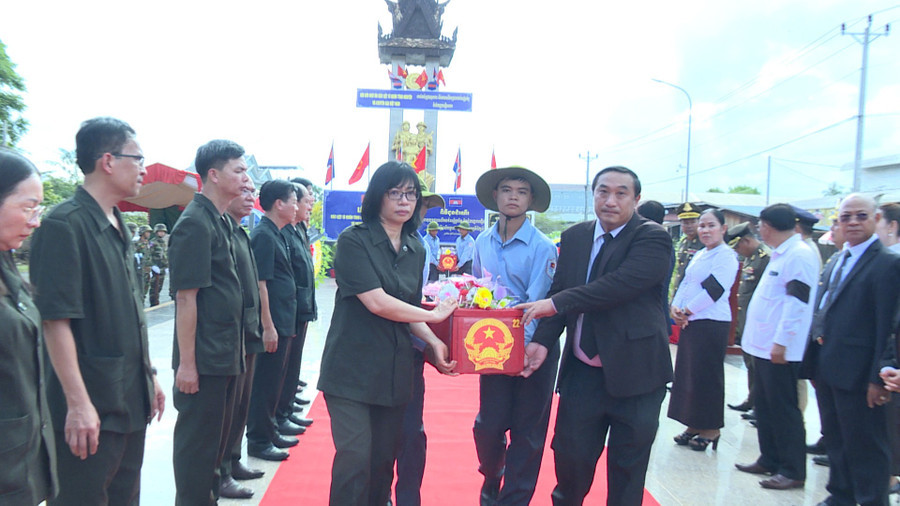 Cầu siêu, bàn giao 14 hài cốt liệt sĩ quân tình nguyện và chuyên gia Việt Nam