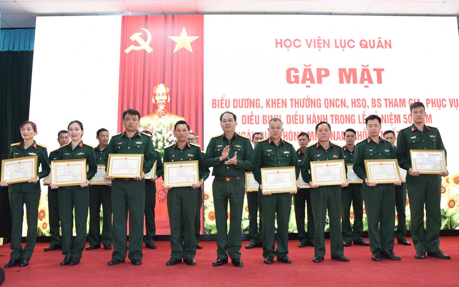 Học viện Lục quân biểu dương cán bộ, chiến sĩ tham gia diễu binh, diễu hành kỷ niệm 50 năm Ngày Giải phóng miền Nam