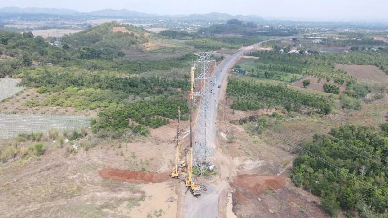 Di dời trụ điện cao thế 220 kV phục vụ thi công đường Hồ Chí Minh đoạn tránh phía đông thành phố Buôn Ma Thuột
