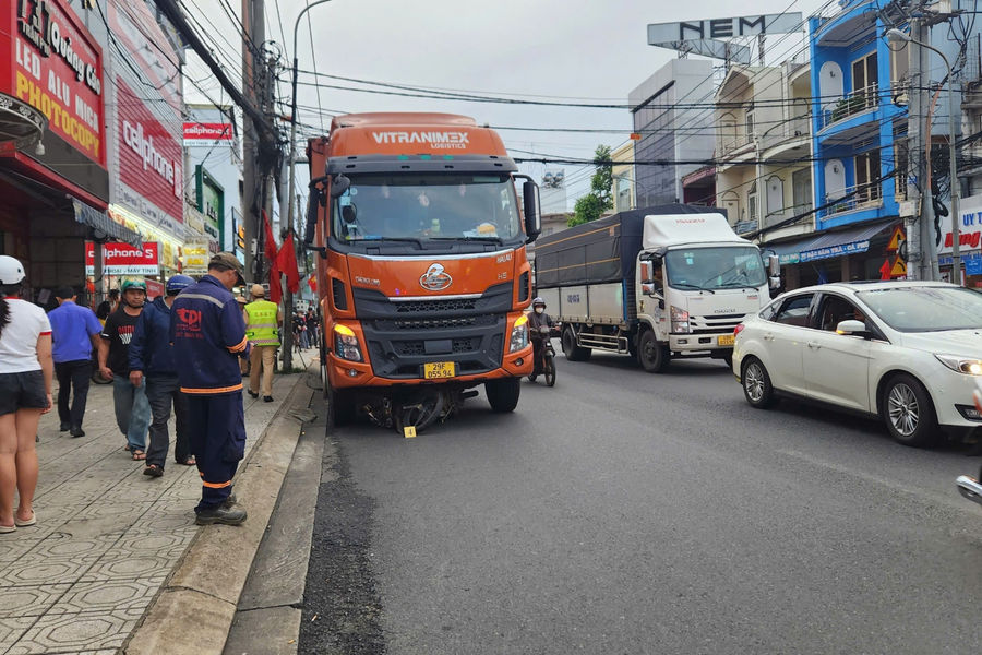 Tạm giữ tài xế để xe tải tự trôi cán tử vong người điều khiển xe máy đang dừng đèn đỏ