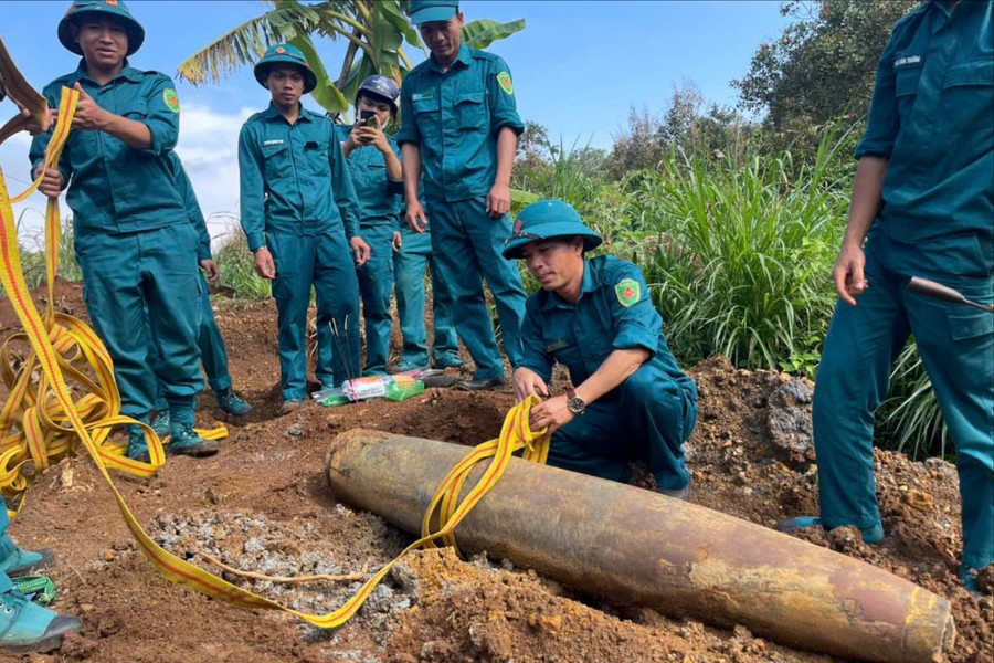 Đắk Nông tiêu hủy an toàn quả bom dài 2m trong rẫy người dân