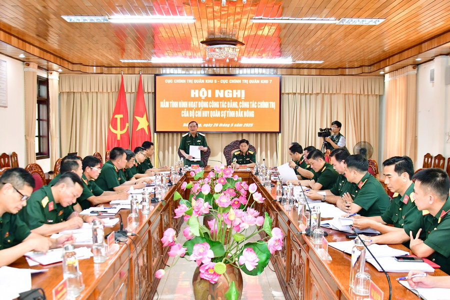 Cục Chính trị Quân khu 5 và Quân khu 7 làm việc về việc sáp nhập Bộ CHQS tỉnh Đắk Nông và Lâm Đồng