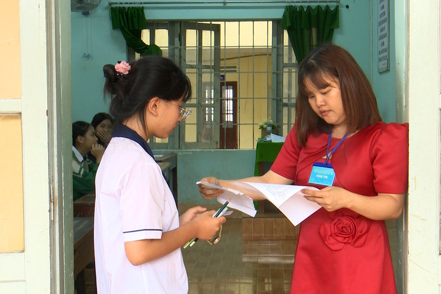 Thí sinh hoàn thành bài thi tiếng Anh vào lớp 10