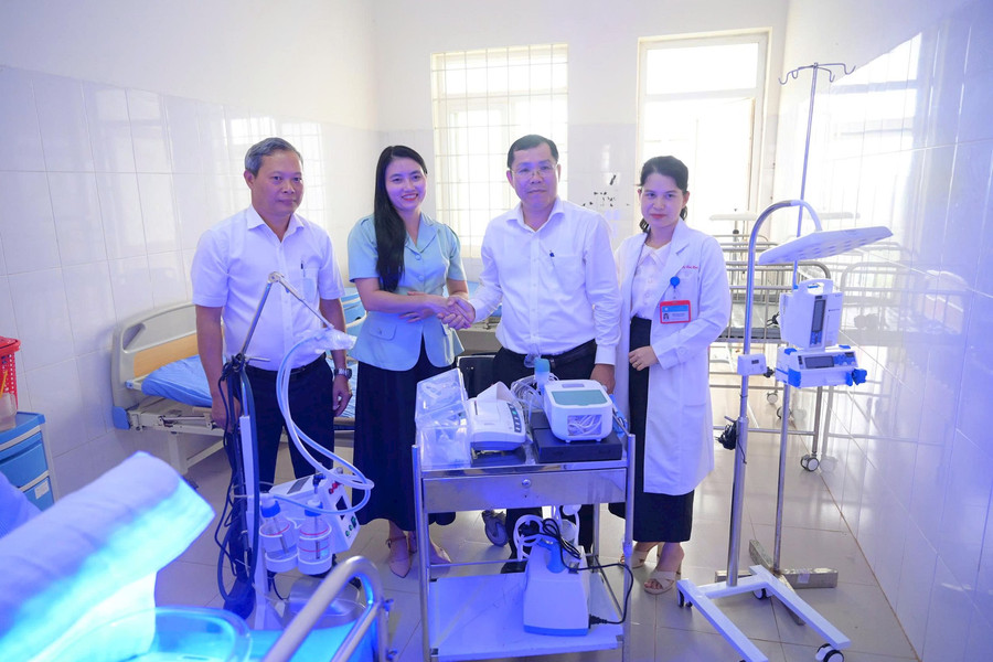 Bàn giao thiết bị Dự án “Nâng niu sự sống” cho ngành Y tế Đắk Nông