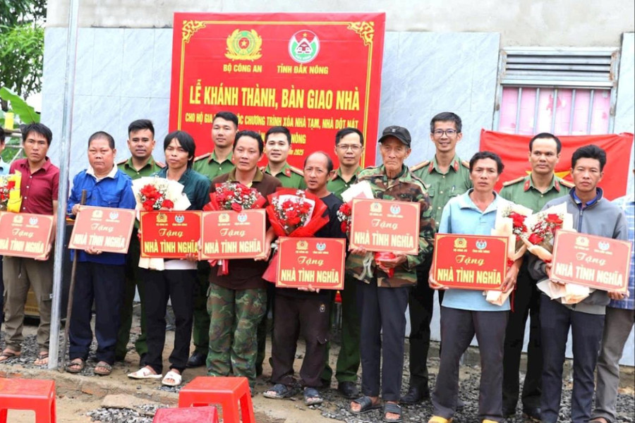 Đắk Nông bàn giao 13 nhà tình nghĩa tại huyện Cư Jút